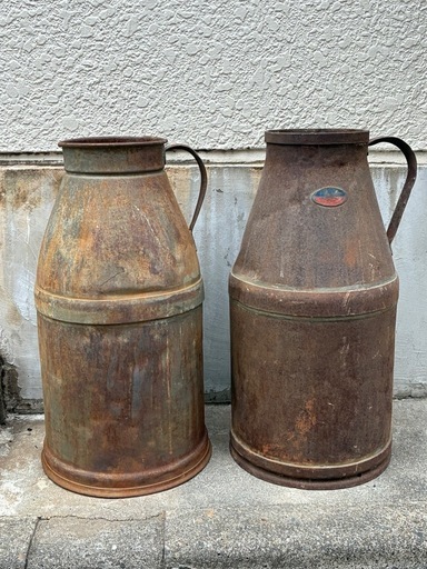 「アンティーク風 大型ブリキ製ミルク缶 2個セット レトロ インテリアにも◎」 アンティーク風 大型ブリキ製ミルク缶 2個セット レトロ インテリアに