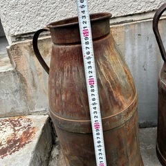 「アンティーク風 大型ブリキ製ミルク缶 2個セット レトロ インテリアにも◎」の画像