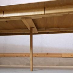 北欧デンマークの家具デザイナー Hans.J.Wegner(ハンス.J.ウェグナー)の伸長式テーブルです。北欧スタイルのシンプルなデザインとナチュラルな質感がポイントです♪来客時にも活躍します！ の画像