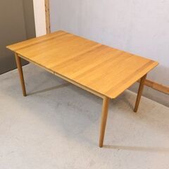 北欧デンマークの家具デザイナー Hans.J.Wegner(ハンス.J.ウェグナー)の伸長式テーブルです。北欧スタイルのシンプルなデザインとナチュラルな質感がポイントです♪来客時にも活躍します！ の画像