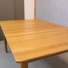 北欧デンマークの家具デザイナー Hans.J.Wegner(ハンス.J.ウェグナー)の伸長式テーブルです。北欧スタイルのシンプルなデザインとナチュラルな質感がポイントです♪来客時にも活躍します！ の画像