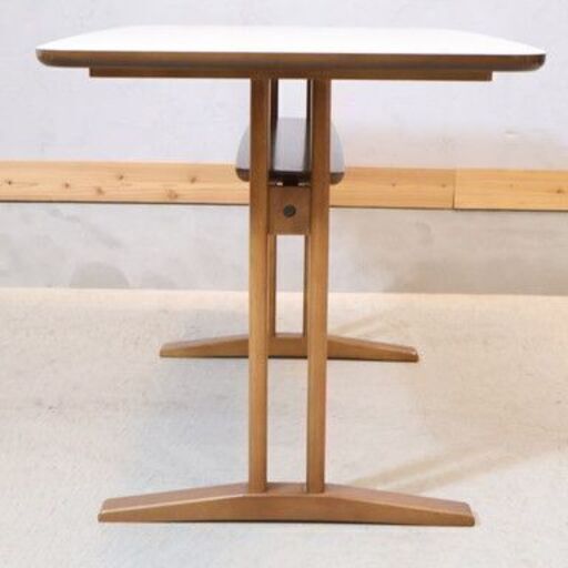 karimoku60(カリモク60+) カフェテーブル1200/ホワイトです。ソファに座りながらの食事やデスクワークがしやすいコーヒー