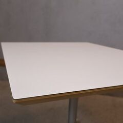 D&DEPARTMENT(ディーアンドデパートメント)のカフェテーブル