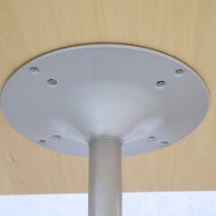 D&DEPARTMENT(ディーアンドデパートメント)のカフェテーブル