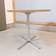 D&DEPARTMENT(ディーアンドデパートメント)のカフェテーブル