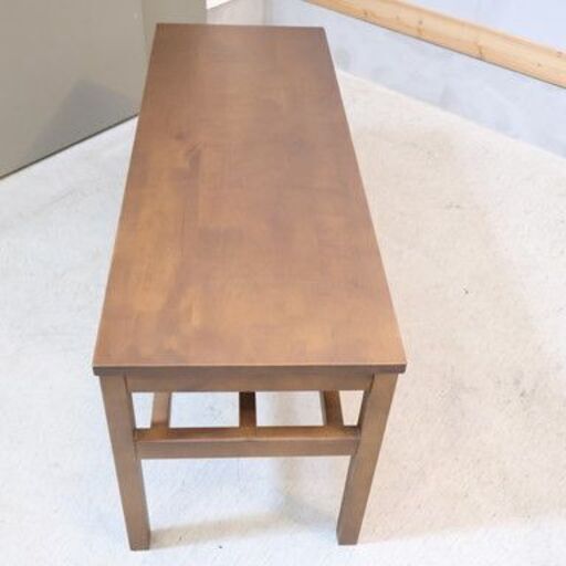 無印良品(MUJI)の稀少な木製ベンチ・板座・タモ材です。タモ無垢材を使用したナチュラルなダイニングベンチはラック付きなので雑誌などの