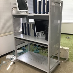 最終値下げ【中古】サーバーラック（ｷｬｽﾀｰ付きスチールラック／...