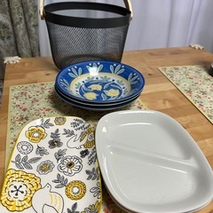 グレーのカゴとお皿