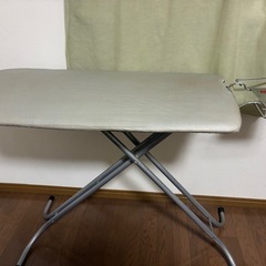 [取引中]アイロン台　プロ仕様　折り畳み可
