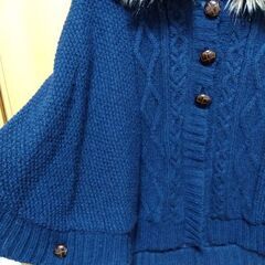 紺色ニットのポンチョの画像