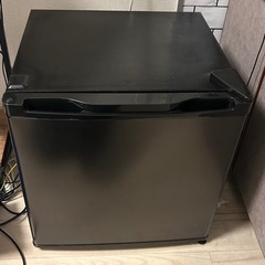 マクスゼン　黒色　小型冷蔵庫の画像