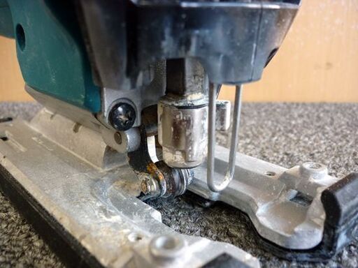☆makita 充電式ジグソー JV182D 充電器付き 専用ケース付き マキタ コードレス 18V 切断工具 電動工具 木材 軟鋼板