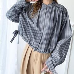 新品 リボンヘムクロップドギャザー 長袖ストライプブラウス（ショ...