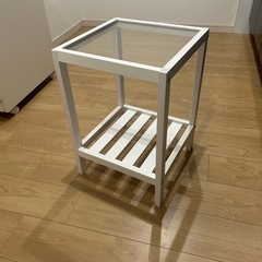 サイドテーブル シンプル ベッド横の画像