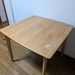 ダイニングテーブル　ライトブラウン　80×80×高さ70