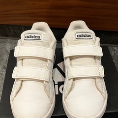 子供靴　アディダスのスニーカーの画像