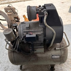  日立 BEBICON オイルフリー エアーコンプレッサー 30L（中古）の画像