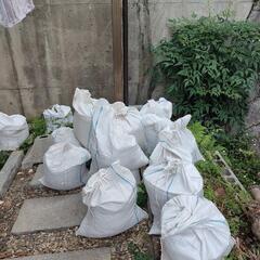 土や砂利　土のう袋に10袋以上