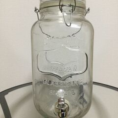おしゃれなガラス製の給水タンクですの画像