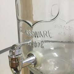 おしゃれなガラス製の給水タンクですの画像