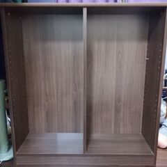 仕切りなしの書棚です。無料。