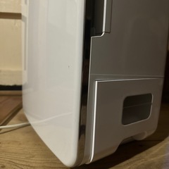 取引中！！　　トヨトミ 冷風衣類乾燥除湿機 ホワイト 　衣類乾燥機能👚　除湿機能の画像