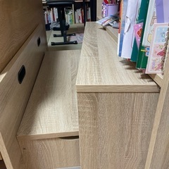 子供勉強テーブル兼本棚の画像