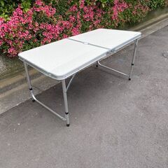 【値下げ】●アウトドアテーブル 型番：A61B001 折り畳み 新品アウトレット品 へこみ有 レジャーテーブル アルミテーブル 120cm 4人用の画像