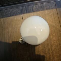古いものですが、未使用(押し入れに長期保管していましたので、取れない汚れ？あり)100ワットの白熱電球の画像