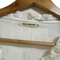 【navy natural 】 フリル付きホワイトシャツ Mの画像