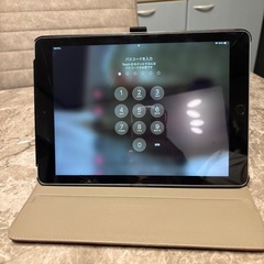 iPad 本体　第5世代　32GB シルバー　Wi-Fiモデル　本革ケース付きの画像