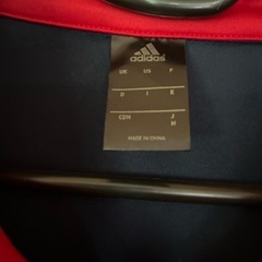 adidasトレーニングウェア上の画像