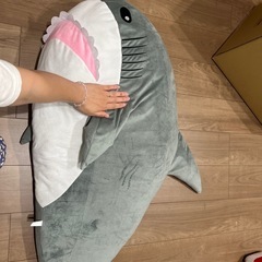 サメの大きなぬいぐるみの画像