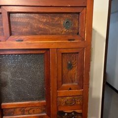 昭和レトロな趣たっぷりの「アンティーク茶箪笥」