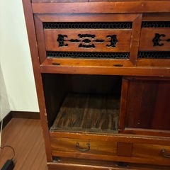 昭和レトロな趣たっぷりの「アンティーク茶箪笥」