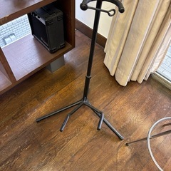 ギタースタンドとギターアンプ
