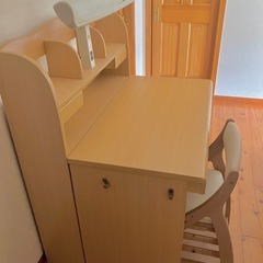 中古品　現物のみ　学習机　ライト・椅子付きの画像