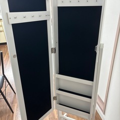 【値下げOK】アクセサリー収納つき全身鏡の画像