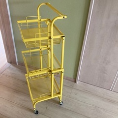 イエローキャスター付き3段ワゴンの画像
