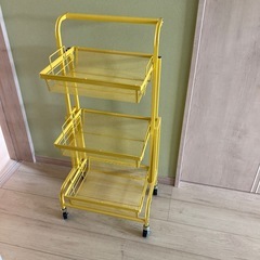 イエローキャスター付き3段ワゴン