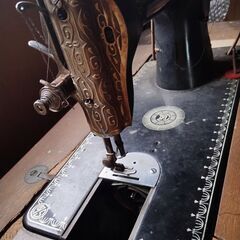 古いシンガー足踏みミシン　天板にはがれあり　インテリアの画像