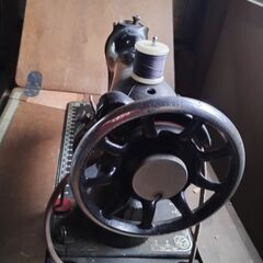 古いシンガー足踏みミシン　天板にはがれあり　インテリアの画像