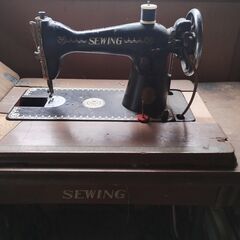 古いシンガー足踏みミシン　天板にはがれあり　インテリアの画像