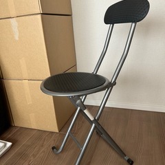 折りたたみ椅子の画像