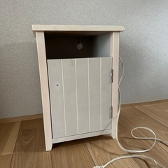コンセント付きベッドサイドテーブル