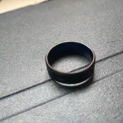 黒色と青色のツートンカラーの指輪の画像