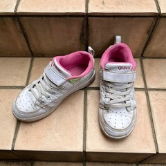 子供用スニーカー差し上げます