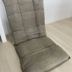 頭部がリクライニングする低反発座イス