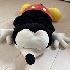 ミッキーのぬいぐるみクッションの画像