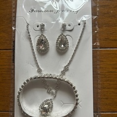 【新品未開封】ネックレス・ピアス・ブレスレット